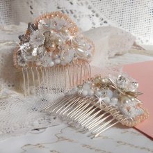 Haarkamm Bouquet d'un Jour (2er-Set) bestickt mit Kristallen, weißen Lucite-Blüten, silbernen Blatt-Charms, verschiedenen Perlen und Rocailles